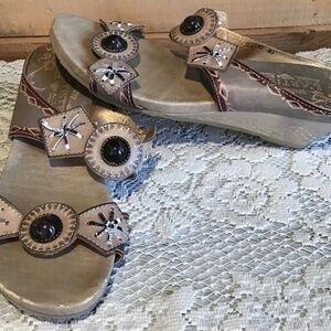 L’artiste Spring Step Sesame womens 9.5 tan floral wedge heel slip on sandals